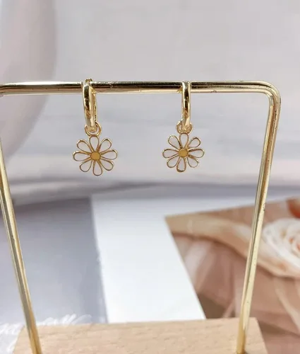 Vista 3 de Aretes de aro pequeño con dije de margarita para mujeres y niñas, cartílago, hipoalergénicos, sin níquel, delicadas, lindas flores de la suerte