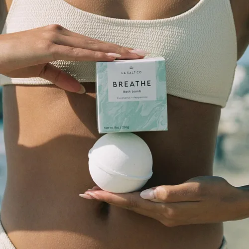 Vista 6 de LA SALT CO Breathe - Bomba de baño, 8 onzas, grande, hecha a mano con ingredientes naturales, sal del Himalaya rica en minerales, libre de crueldad