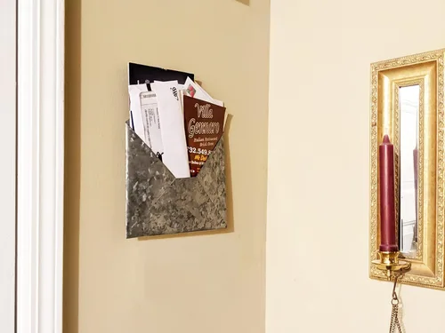 Vista 8 de Archivo de pared de metal galvanizado con forma de sobre para colgar – Decoración funcional de temática rústica para el hogar y la oficina, sostiene