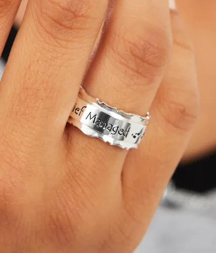 Vista 2 de Harry Potter Jewelry - Anillo giratorio gestionado por travesuras chapado en plata talla 7 Metal no conocido