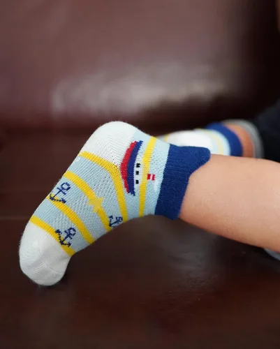 Vista 5 de RATIVE Calcetines antideslizantes con puños para bebés, niños y niñas