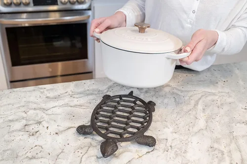 Vista 2 de GASARÉ, Salvamanteles de hierro fundido para platos calientes, ollas y sartenes, salvamanteles de metal, diseño de tortuga marina, tapas de patas
