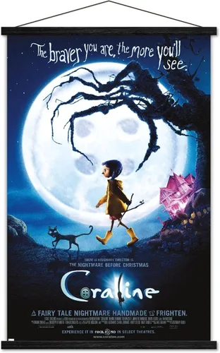 Vista 8 de Trends International Coraline - Póster de pared de una hoja Braver, 22.37 x 34.00 pulgadas, paquete de impresión premium y colgador de madera de haya