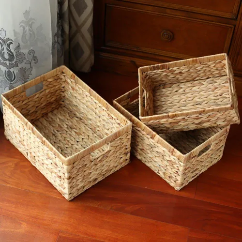 Vista 3 de Caja de cesta tejida de jacinto de agua natural rectangular con asa, Kingwillow. (Pequeño)