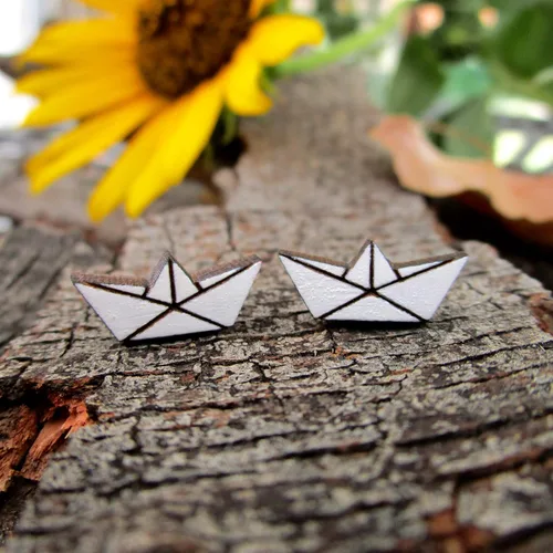 Vista 2 de Origami - Aretes de madera pintada de color blanco con postes de titanio hipoalergénicos sin níquel, joyería de capitán marinero