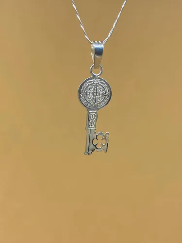 Vista 3 de Los Tesoros de Claudia, Colgante de plata 925 de San Benito para mujeres y hombres, incluye un collar de plata de 17.7 pulgadas. Medalla