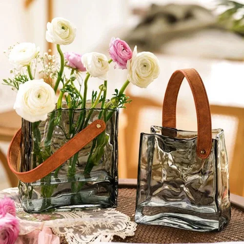 Vista 8 de Florero de cristal para flores, jarrones transparentes para centros de mesa, jarrón de vidrio hecho a mano con asa de cuero, pequeños jarrones