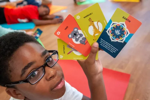 Vista 3 de Yugo Tarjetas de yoga para niños y familias, galardonadas, juego interactivo de cartas de yoga con posturas de yoga, equilibrio, movimiento