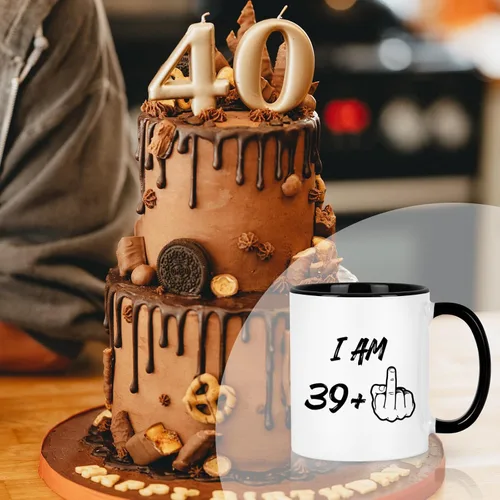 Vista 8 de YHRJWN - Regalos de cumpleaños número 40 para mujeres y hombres, taza de café I Am 39 Plus, regalos divertidos de cumpleaños para amigos, compañeras