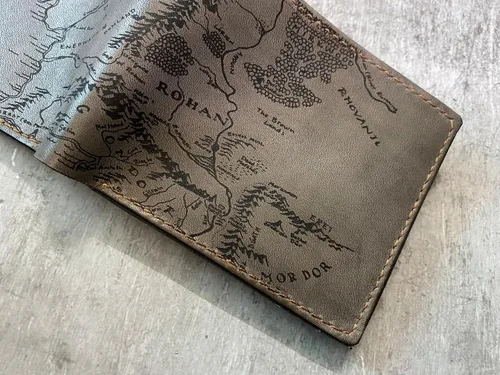 Vista 20 de Billetera vintage hecha a mano para hombre – Cuero auténtico plegable con grabado de mapa, regalo personalizable, Castaño, medio, Billetera plegable