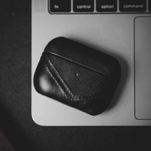 Vista 4 de Funda de cuero premium compatible con Apple AirPods 3, carga inalámbrica, diseño de dos piezas (negro)