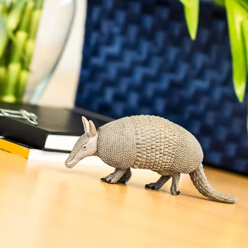 Vista 4 de Safari Ltd. Figura de Armadillo – Figura detallada de plástico de 6.75 pulgadas – Divertido juguete educativo para niños, niñas y niños a partir