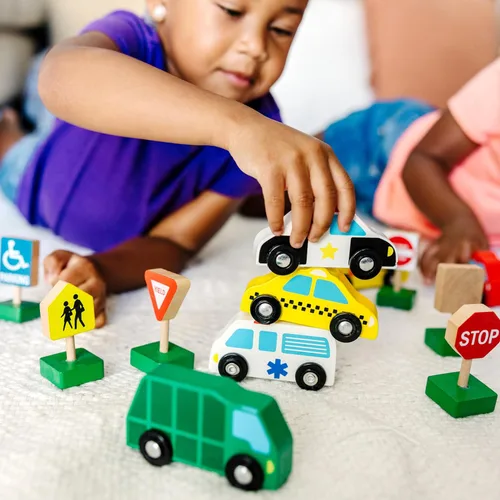 Vista 2 de Vehículos y señales de tráfico de madera Melissa & Doug con 6 autos y 9 signos