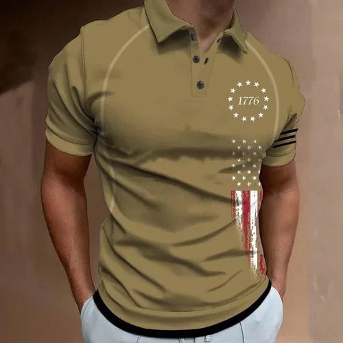 Vista 2 de Kunthia Camisa polo de manga corta con estampado de bandera estadounidense de 1776 para hombre