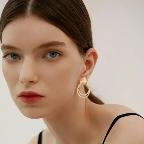 Vista 2 de Aretes grandes de plata de oro mate con clip para mujer
