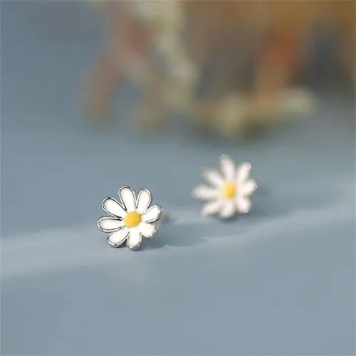 Vista 2 de Aretes pequeños esmaltados de verano con margaritas y girasoles blancos delicados de plata de ley 925, cartílago de flores pequeñas, aretes