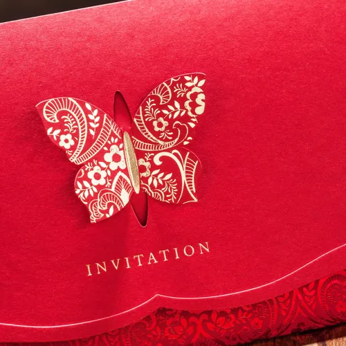 Vista 7 de Hosmsua 50 tarjetas de invitaciones de flora de encaje cortado con láser rojo con mariposa dorada y sobres para despedida de soltera, boda