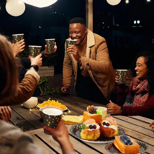 Vista 7 de 700 piezas de suministros de fiesta negros y dorados, juegos de vajilla desechables para 100 invitados, platos de papel negro y dorado, servilletas