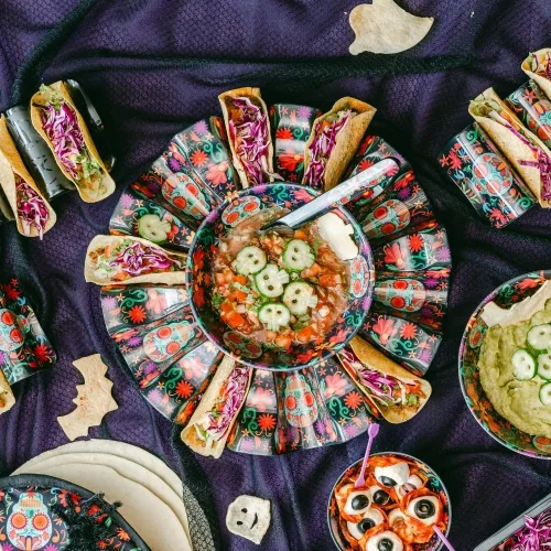 Vista 2 de Prepara Carrusel de tacos del Día de los Muertos, color negro - Soporte duradero para tacos de melamina con capacidad para 10 tacos para diversión