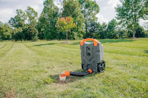 Vista 8 de Camco Rhino - Tanque portátil de 15 galones para RV - Cuenta con ruedas grandes resistentes a pinchazos y orificio de drenaje bajo - Incluye