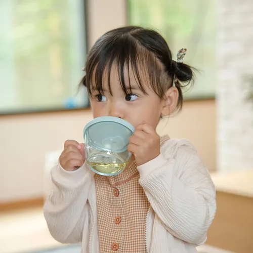 Vista 3 de Push Flow - Vaso para sorber de entrenamiento con popote de silicona y asas, 5 onzas, para bebé de 6 meses + azul claro