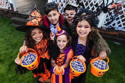 Vista 6 de Fruidles Golosinas de maíz de caramelo de Halloween, aperitivos divertidos y festivos (1 libra, zapateros de moras)