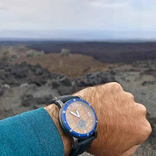 Vista 8 de The Waterman" Hawaiian Koa Wood Watch (1.850 in, Gunmetal & Silicone), plomizo, Hawaiano, Hawaii, Playa, Náutico, Waterman, Surf, Remo, Outrigger