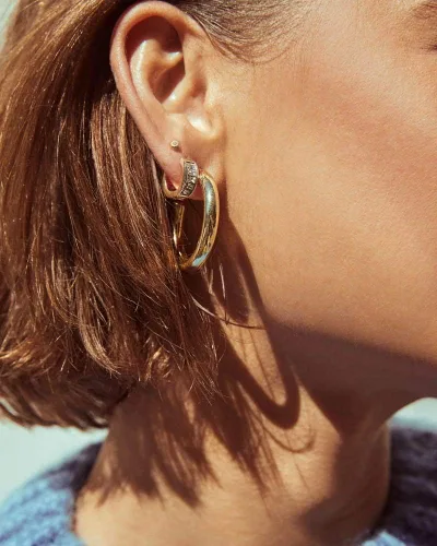 Vista 3 de Kendra Scott Pendientes Jack Huggie, Latón Oro rosa