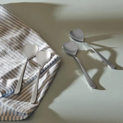 Vista 2 de Alessi Miriam Mirri - Juego de 4 cucharas de té con forma de corazón, acero inoxidable 18/10