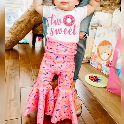 Vista 2 de Conjunto de ropa de cumpleaños para bebé niña pequeña, camiseta de manga larga, pantalones de campana, diadema