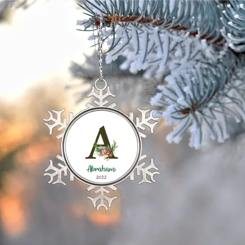 Vista 2 de Monograma inicial letra A copo de nieve, adorno de bayas de pino de Navidad para decoración de árbol de Navidad, adornos de Navidad personalizados