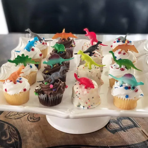 Vista 4 de Juego de 82 piezas de mini dinosaurios para fiesta de dinosaurios, suministros de cumpleaños, decoración de cupcakes, juguetes surtidos de figuras