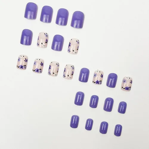 Vista 4 de Uñas postizas a presión moradas, cortas, cuadradas, SWEKKE bonitas, uñas postizas con diseños florales morados y blancos, cobertura completa