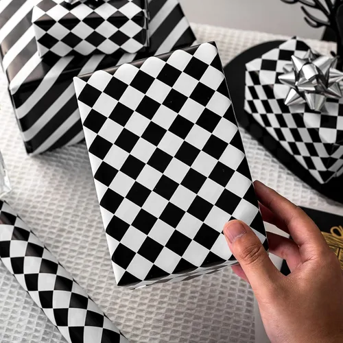 Vista 4 de Homeral Rollo de Papel de Regalo con Bandera a Cuadros - Diamante y Rayas en Blanco y Negro, Papel de Regalo Reversible de Carro de Carreras