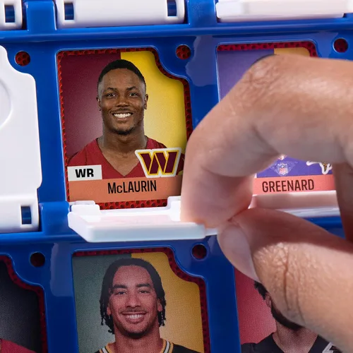 Vista 9 de Adivina quién? Juego de mesa edición NFL Juego de mesa NFL oficialmente licenciado para niños y familias A partir de 6 años 2 jugadores 15