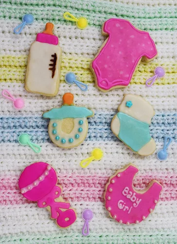 Vista 5 de R&M International Cortadores de galletas para baby shower y fiesta, mameluco, botella, chupete, botín, babero, sonajero, juego de 6 piezas