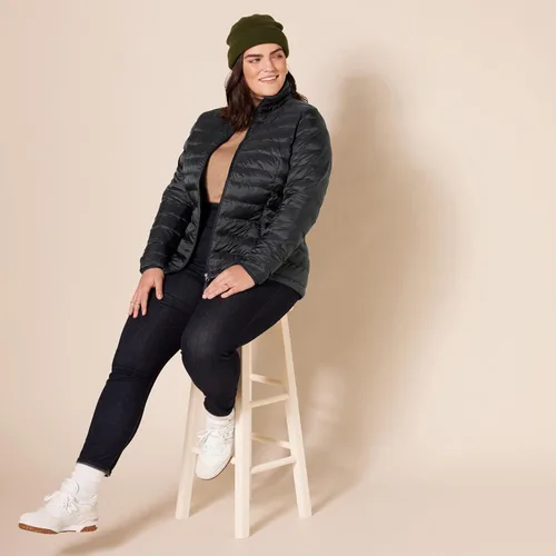 Vista 8 de Amazon Essentials Women's Lightweight Long-Sleeve Water-Resistant Packable Puffer Jacket (Available in Plus Size)