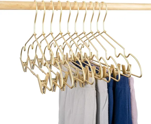 Vista 4 de Clips de ropa de bebé de metal dorado de 12.5 pulgadas para niños, colgador de ropa para niños, exhibición y almacenamiento, paquete de 10