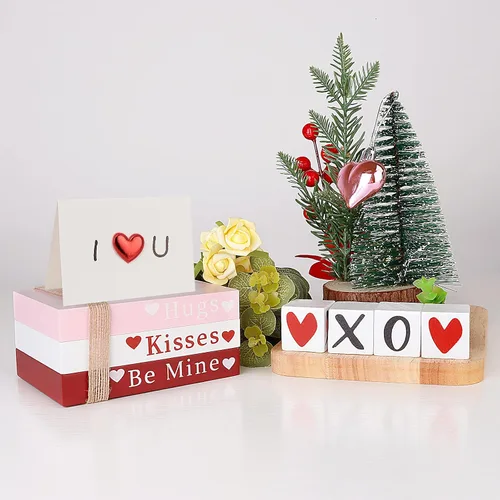 Vista 2 de Decoración del día de San Valentín, pila de libros de madera con 4 letreros