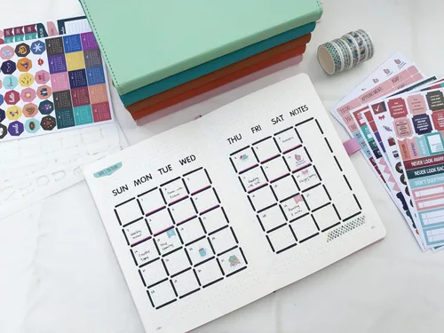 Vista 6 de Y&I - Kit de diario de viñetas punteadas de tapa dura A5 con 184 páginas numeradas, papel grueso de 120GSM, plantillas, calcomanías, bolígrafos