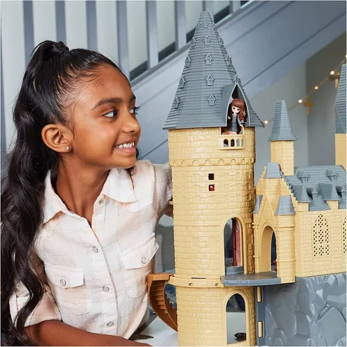 Vista 6 de Wizarding World Harry Potter, exclusivo castillo de Hogwarts de lujo de Magical Minis, 3 juegos de aula, 22 accesorios, 3 figuras, luces y sonidos