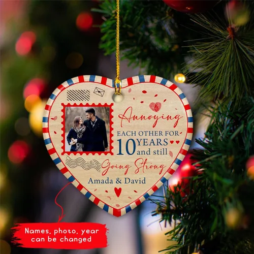 Vista 4 de Adorno de Navidad personalizado con foto de pareja 2025 con cualquier imagen, adorno de Navidad molesto, carga cualquier foto, adorno de cerámica