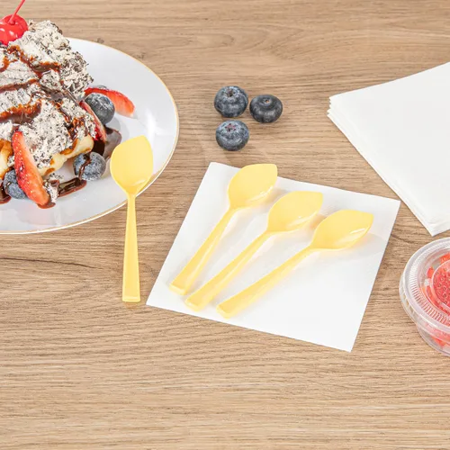 Vista 4 de Restaurantware Cucharas de postre de 4.5 x 1 pulgada, 100 cucharas desechables de degustación, asas resistentes, cucharas de plástico amarillo bebé