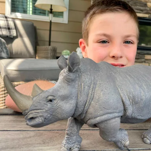 Vista 2 de Safari Ltd. Figura de rinoceronte blanco – Figura detallada de plástico de 12.5 pulgadas – Divertido juguete educativo para niños, niñas y niños a