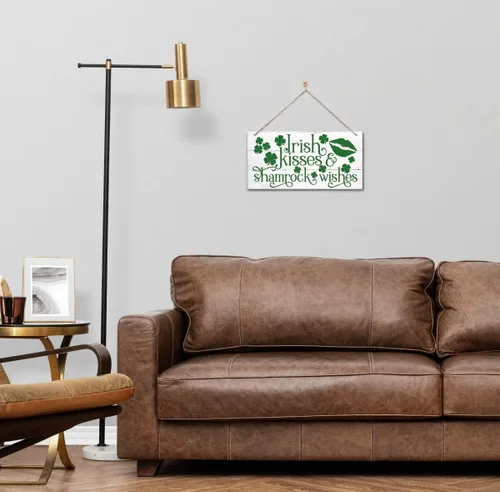 Vista 4 de Divertido arte de madera del día de San Patricio, besos irlandeses y deseos de trébol impreso, letrero para el hogar, decoración de puerta colgante