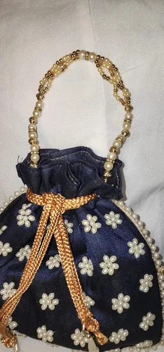 Vista 4 de Bolsa de algodón de seda artística. Esta elegante pieza bordada a mano con perlas alrededor y cuentas funcionan con mango de perla.