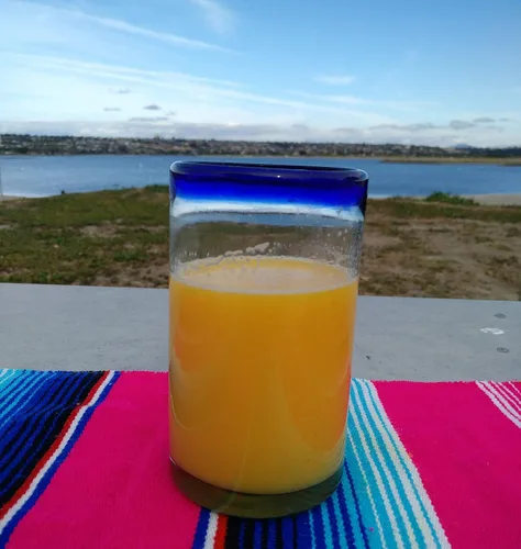 Vista 4 de Dos Sueños Vasos mexicanos soplados a mano, juego de 6 vasos con bordes azul cobalto (14 onzas cada uno)