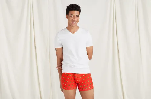Vista 7 de MeUndies Camiseta elástica de algodón orgánico con cuello en V, tela exclusiva de Tienda