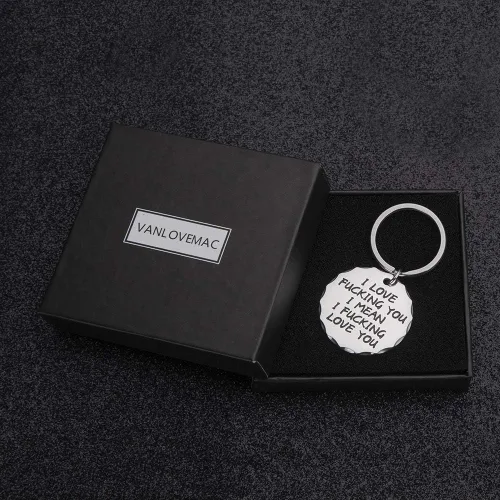 Vista 7 de Vanlovemac - Regalos de llaveros divertidos para pareja. Regalos para el novio y el marido. Regalo de la novia y la esposa. Llavero con etiqueta