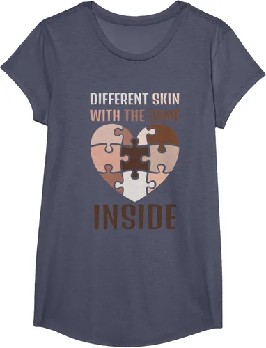Vista 14 de Camiseta con texto en inglés "Black History Month Different Skin With The Same Love Inside